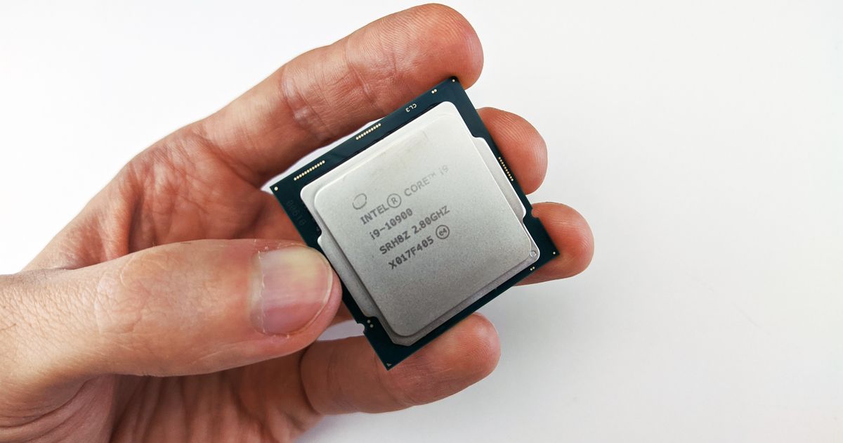 インテル製CPUを手に持つ様子
