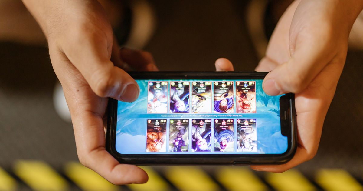 マイクラ スマホ用コントローラーのイメージ写真（スマホ版マイクラでコントローラーを接続・設定する手順）